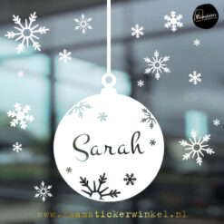 Raamsticker kerstbal met naam snow wit copyright ®raamstickerwinkel