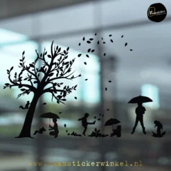 Herfst raamsticker tafereel met herfst boom en gezin copyright ®raamstickerwinkel