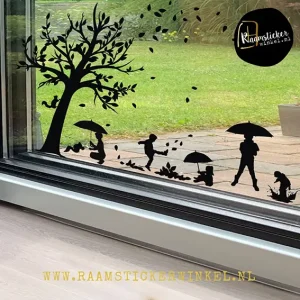 Herfst Raamsticker Kinderen in de regen boom met vallende blaadjes copyright ®raamstickerwinkel