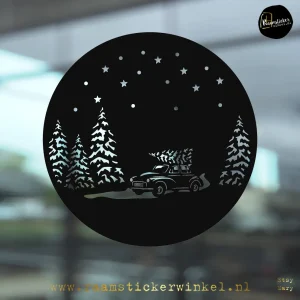 Raamsticker auto winter dennenbos boom op dak